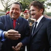 Tổng thống Hugo Chavez (trái) và nam diễn viên Sean Penn. (Nguồn: Reuters)
