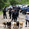Cảnh sát bao vây bên ngoài ngôi làng. (Nguồn: france24.com)