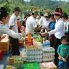 Người dân ở vùng biên giới Việt-Lào trao đổi mua bán hàng hóa tại của khẩu quốc gia Huổi Puốc-Na Son. (Nguồn: baodienbienphu.info.vn)