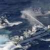 Tàu bảo vệ bờ biển Nhật Bản phun nước vào các thuyền của Đài Loan tại vùng biển Hoa Đông ngày 25/9. (Nguồn: AFP/TTXVN)