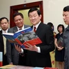 Chủ tịch nước Trương Tấn Sang xem các sản phẩm của dự án. (Ảnh: Nguyễn Khang/TTXVN)
