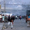 Người biểu tình ném đá vào cảnh sát trong cuộc đụng độ. (Nguồn: france24.com)