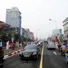 Các phương tiện tham gia gaio thông trên cầu vượt nhẹ Lê Văn Lương-Láng Hạ. (Ảnh: Huy Hùng/TTXVN)