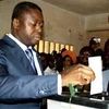 Tổng thống Gnassingbe bỏ phiếu tại Lome. (Nguồn: Reuters)