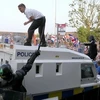 Cảnh sát đã bố trí xe bọc thép để ngăn cản đám đông người biểu tình. Ảnh minh họa. (Nguồn: img.rasset.ie)