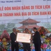 Đại diện lãnh đạo tỉnh Quảng Nam và Ủy ban Kiểm tra Trung ương đón nhận Bằng di tích lịch sử quốc gia Ban Kiểm tra Khu ủy Khu V. (Ảnh: Nguyễn Sơn/Vietnam+)