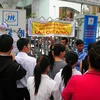 Người nhà bệnh nhân bao vây bệnh viện Đa khoa Hà Nội (Ảnh: PV/Vietnam+)