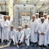Vệ tinh VNREDSat-1 trong xưởng lắp ráp của Astrium (Toulouse, Pháp) sẵn sàng để vận chuyển tới bãi phóng. (Ảnh do Tiến sĩ Bùi Trọng Tuyên cung cấp)