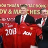 Chủ tịch HĐQT BIDV ông Trần Bắc Hà, thủ môn Peter Schmeichel, Giám đốc marketing MU-Jonathan Rigby trao quà kỷ niệm tại lễ ký. (Ảnh: Ban tổ chức cung cấp)