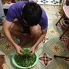 Sinh viên, người nghèo lo từng bữa ăn. (Quỳnh Trang/Vietnam+)
