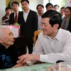 Chủ tịch nước thăm và tặng quà cho bà Võ Thị Nguyên, là lão thành cách mạng 61 năm tuổi Đảng ở xã Đại Đồng, huyện Đại Lộc. (Ảnh: Nguyễn Khang/TTXVN)