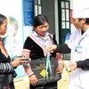 Cán bộ y tế hướng dẫn kỹ năng chăm sóc sức khỏe sinh sản cho các cô đỡ thôn bản. (Ảnh: Dương Ngọc/TTXVN)