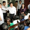Chủ tịch nước Nguyễn Minh Triết đến thăm bệnh viện hữu nghị Việt Đức. (Ảnh: Dương Ngọc/TTXVN)