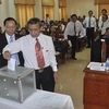 Các đại biểu ở Quảng Ngãi bỏ phiếu bầu các chức danh HĐND, UBND. (Ảnh: baoquangngai)