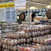 Người tiêu dùng mua sản phẩm bình ổn giá tại siêu thị Co.op Mart Nguyễn Đình Chiểu, TP.HCM. (Ảnh: Thanh Vũ/TTXVN)