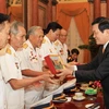 Chủ tịch nước Trương Tấn Sang tặng quà lưu niệm cho các đại biểu. (Ảnh: Nguyễn Khang/TTXVN)
