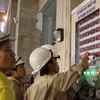 Các kỹ sư điều chỉnh thông số kỹ thuật tổ máy số 1 thủy điện Sơn La. (Ảnh: Ngọc Hà/TTXVN)