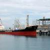 Tàu cập cảng tiếp nhận sản phẩm xăng A92 của nhà máy lọc dầu Dung Quất. (Ảnh: Đăng Lâm/TTXVN)