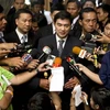 Thủ tướng Abhisit Vejjajiva phát biểu trước giới báo chí Thái Lan trước cuộc họp báo. (Ảnh: AFP/TTXVN)