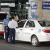 Cán bộ Thanh tra giao thông kiểm tra xe taxi đón khách tại sân bay. (Ảnh: Thanh Phàn/TTXVN) 