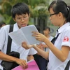 Các thí sinh ở hội đồng thi trường THPT Gia Định, quận Bình Thạnh, TPHCM trao đổi sau khi thi môn sử. (Ảnh: Phương Vy/TTXVN)