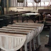 Sản xuất sản phẩm đồ gỗ xuất khẩu tại khu công nghiệp Hòa Bình. (Ảnh: Lê Lâm/TTXVN)