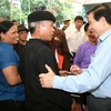 Chủ tịch nước Nguyễn Minh Triết thăm hỏi nhân dân xã Tân Trào, huyện Sơn Dương, tỉnh Tuyên Quang. (Ảnh: Nguyễn Khang/TTXVN)