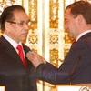 Tổng thống Nga Medvedev trao Huy chương Puskin tặng Tổng Bí thư Nông Đức Mạnh. (Ảnh: Đinh Xuân Tuân/TTXVN)