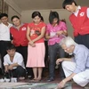 Ông Đoàn Văn Thái, Phó Chủ tịch, Tổng Thư ký Trung ương Hội Chữ thập đỏ Việt Nam và họa sỹ Lê Trọng Lân góp ý mỹ thuật cho bức tranh của các em. (Ảnh: Internet)