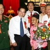 Chủ tịch nước Nguyễn Minh Triết với các đại biểu và Mẹ Việt Nam anh hùng dự hội nghị. (Ảnh: Nguyễn Khang/TTXVN)