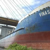 Tàu Vinashin Orient Hai Phong INO 9385568 bị mắc kẹt vào gầm cầu Bính. (Ảnh: Tuấn Anh/TTXVN)