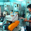 Sản xuất thiết bị điện nhãn hiệu SINO ở Công ty Trách nhiệm hữu hạn Xuân Lộc Thọ. (Ảnh: Ngọc Hà/TTXVN)