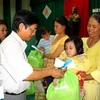 Lãnh đạo cơ quan đại diện TTXVN tại Đà Nẵng trao quà cho nạn nhân da cam. (Ảnh: Vương Lợi/TTXVN)