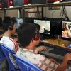 Chơi game online tại một đại lý Internet ở Hà Nội. (Ảnh: Minh Tú/TTXVN)