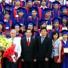 Chủ tịch nước Nguyễn Minh Triết với đoàn học sinh tiêu biểu đoạt giải thưởng "Hoa Trạng nguyên" năm 2010. (Ảnh: Nguyễn Dân/TTXVN)