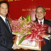 Thủ tướng Nguyễn Tấn Dũng trao tặng Huy hiệu cho nguyên Thủ tướng Phan Văn Khải. (Ảnh: Đức Tám/TTXVN)