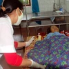 Bác sỹ bệnh viện chăm sóc nạn nhân bị lũ cuốn trôi. (Ảnh: Công Tường/TTXVN)