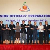 Các Trưởng đoàn Quan chức cấp cao ASEAN chụp ảnh chung. (Ảnh: Doãn Tấn/TTXVN)