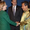 Ngoại trưởng Malaixia Anifah Aman (phải) đón Ngoại trưởng Hillary Clinton (trái ) tại Subang gần Kuala Lumpur. (Ảnh: AFP/TTXVN)