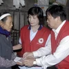 Hội Chữ thập đỏ TP.HCM ủng hộ người dân vùng lũ. (Ảnh: TTXVN)