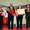 Thủ tướng trao tặng Huân chương Hữu nghị cho lãnh đạo IRRI. (Ảnh: Huy Hùng/TTXVN)