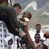 Các nhân viên lực lượng gìn giữ hòa bình Liên hợp quốc tại Haiiti giúp sơ tán người dân về nơi an toàn tránh bão. (Ảnh: AFP/TTXVN)