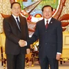 Chủ tịch nước Lào tiếp thân Bí thư Thành ủy Hà Nội. (Ảnh: Phạm Kiên/TTXVN)