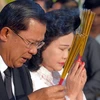 Thủ tướng Campuchia Hun Sen và phu nhân tại lễ tưởng niệm các nạn nhân. (Ảnh: AFP/TTXVN)
