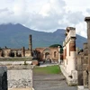 Trung tâm của Pompeii, phía xa là núi lửa Vesuvius. (Ảnh: Phóng viên TTXVN tại Roma)