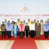 Các Trưởng đoàn và Phu nhân, Phu quân dự Hội nghị Cấp cao ASEAN lần thứ 17. (Ảnh: Đức Tám/TTXVN)