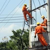 Công nhân ngành điện đang cải tạo hệ thống cấp điện tại khu dân cư. (Ảnh: Quách Lắm/TTXVN)