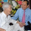 Ông Lê Thanh Hải, Bí thư Thành ủy thành phố Hồ Chí Minh trong một lần đến thăm Giáo sư Trần Văn Giàu tại nhà riêng. (Ảnh: TTXVN)