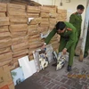Công an thành phố Việt Trì bắt quả tang hơn 9 ngàn m2 gạch ốp lát Trung Quốc nhập lậu. (Ảnh: PV/Vietnam+)