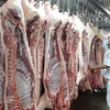 Thịt lợn sạch được đưa vào chế biến. (Ảnh: Kim Phương/TTXVN)